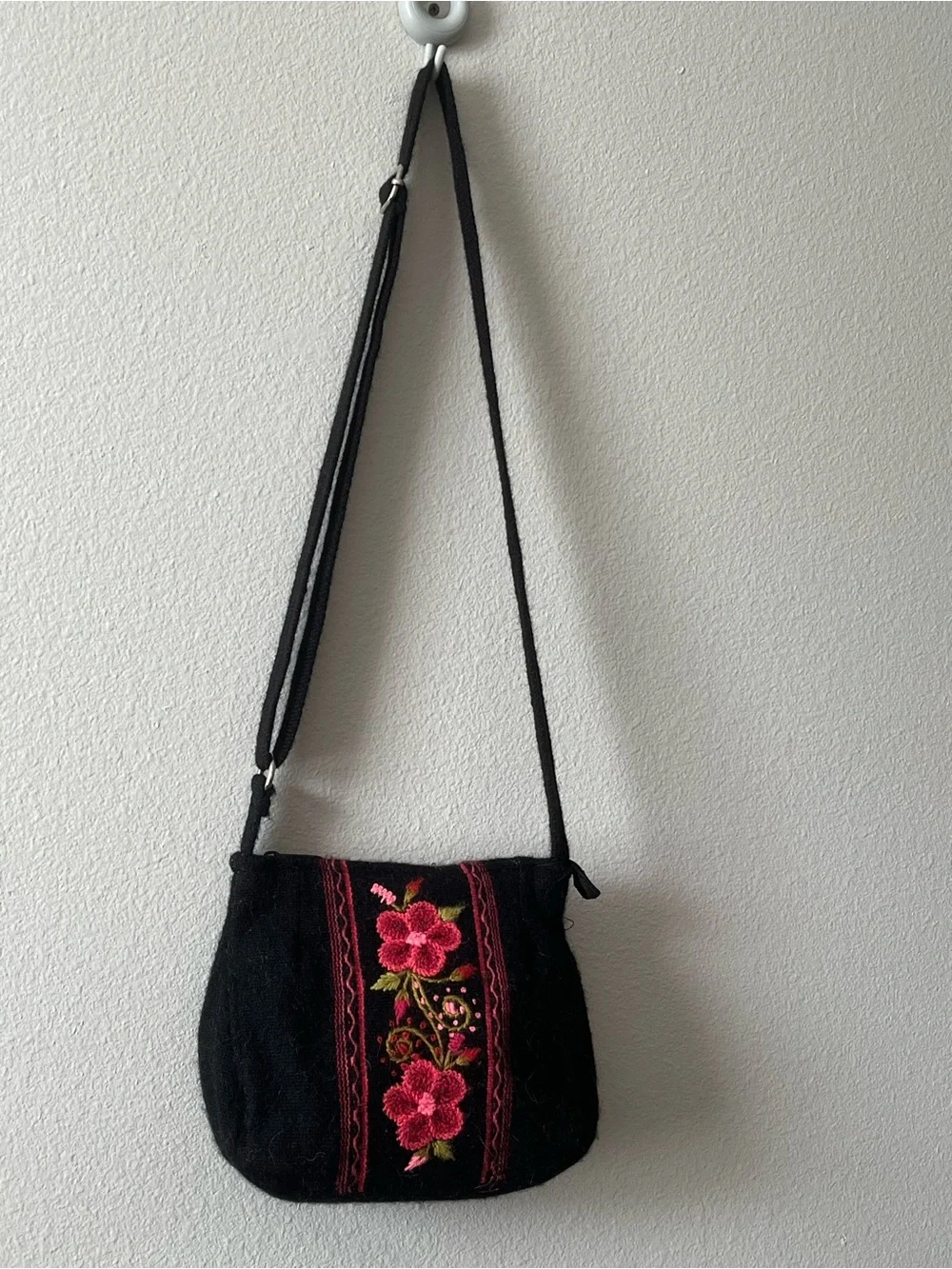 Peruvian embroidered crossbody shoulder bag. - Picture 1 of 13